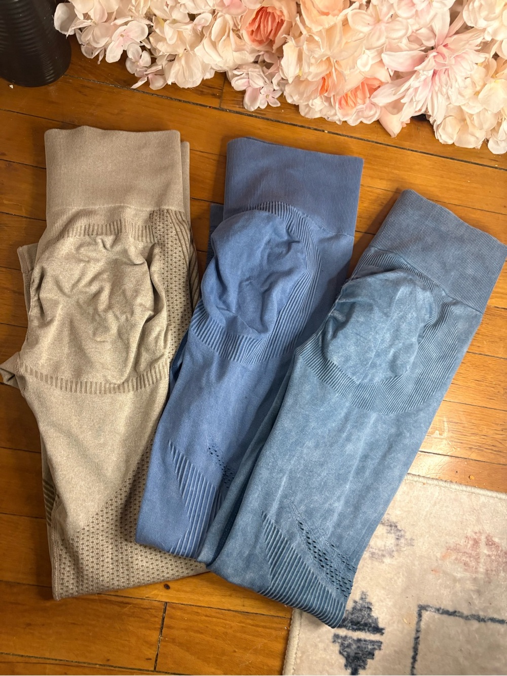 Seamless High-Waist Leggings in Tan and Two Blue Shades